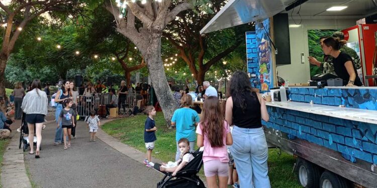 הפודטראק החדש בגינת אשרמן - מענה קולינרי לצד ההופעות והאירועים במקום. צילום: דוברות העירייה
