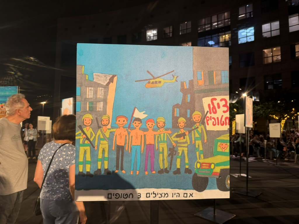 תגובות המבקרים מדגישות את החיבור בין היצירות לבין אירועים שנחרתו בזיכרון. צילום: מתנדבי מטה המאבק הדמוקרטי הרצליה