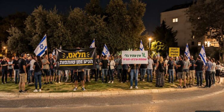 המצביעים באים בדרישה לאיזנקוט קודם כל לממש את ההבטחה שלו להחליף את נתניהו וממשלתו, ולהשתמש בכל הכלים שעומדים לרשותו.תמונה: עיבוד AI