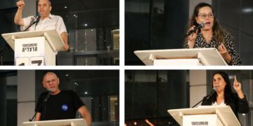 נציגי גוש השינוי בעצרת בהרצליה, מימין למעלה עם כיוון השעון: אל"מ במיל' טליה לנקרי – ישראל ביתנו, ענבר הרוש גיטי – ישר!,אלוף במיל׳ נעם תיבון – ביחד, ח״כ הרב גלעד קריב הדמוקרטים. צילומים: זאב ינאי