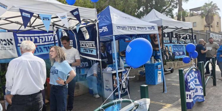 בוקר יום שלישי: הכניסה לקלפי בשכונת הרצליה הירוקה בהרצליה. צילום: פרטי