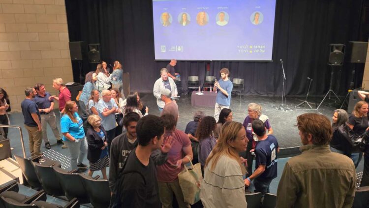 לצד הצעות לשינוי ומחלוקות על זהות בתי הספר וסמכויות הקהילה, דרש הקהל מדיניות ארוכת טווח שתישמר גם אחרי חילופי ממשלות. צילום: מערכת האתר