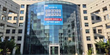 שלט לעידוד הצבעה בעיר שנתלה השבוע על בנין עיריית הרצליה. צילום: דוברות העירייה