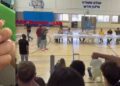 מימין: הפאנל שהתקיים היום בתיכון הנדסאים. משמאל: תלמידה אוחזרת באחת הסיכות שחולקו באירוע. צילומים: מהרשתות החברתיות בשימוש לפי סעיף 27א לחוק זכויות יוצרים