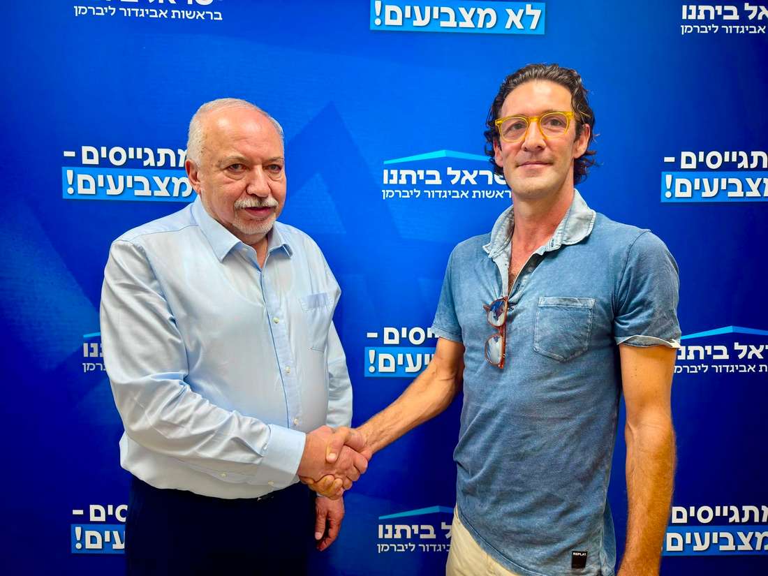 חבר המועצה, עו"ד יהונתן יעקבוביץ עם אביגדור ליברמן. צילום: מטה מפלגת ישראל ביתנו