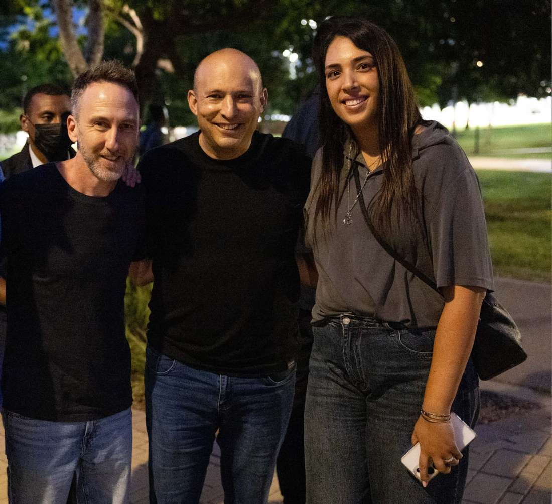 מימין לשמאל: עו"ד דניאל אייזנברג צדיקים, ראשת המטה המשותף של ביחד (בנט-לפיד) בהרצליה, נפתלי בנט, יורם זינגר, ראש המטה המשותף של ביחד (בנט-לפיד) בהרצליה