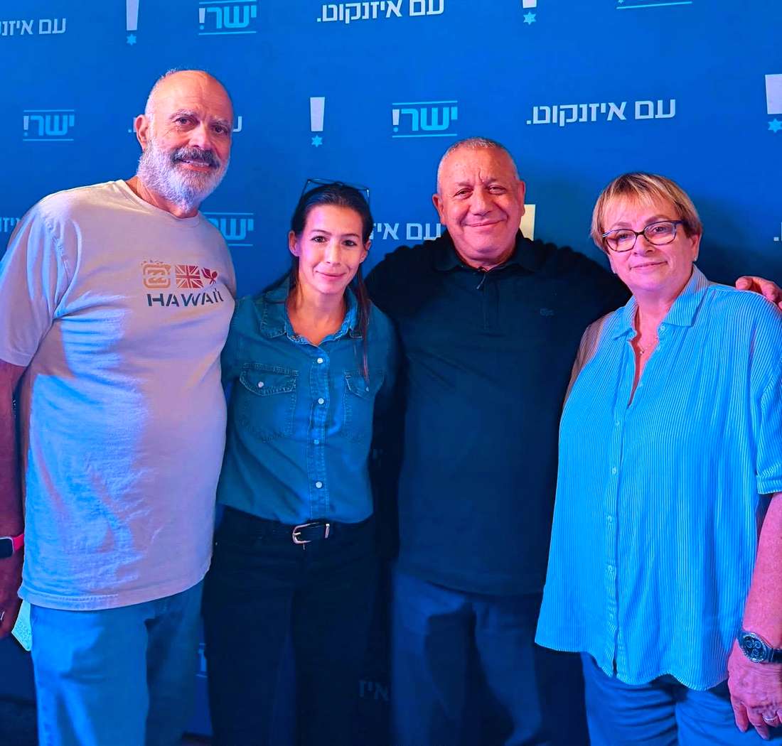 הערכות אחרונה לראשי מטות ומנהלי יום בחירות. מימין לשמאל: פזית בכר חברת מועצה ראש המטה של מפלגת ישר הרצליה, גדי אייזנקוט, מאיה כץ יו״ר האופוזיציה בהרצליה, אבי ברויטמן מנהל יום הבחירות מפלגת ישר. צילום: פרטי.