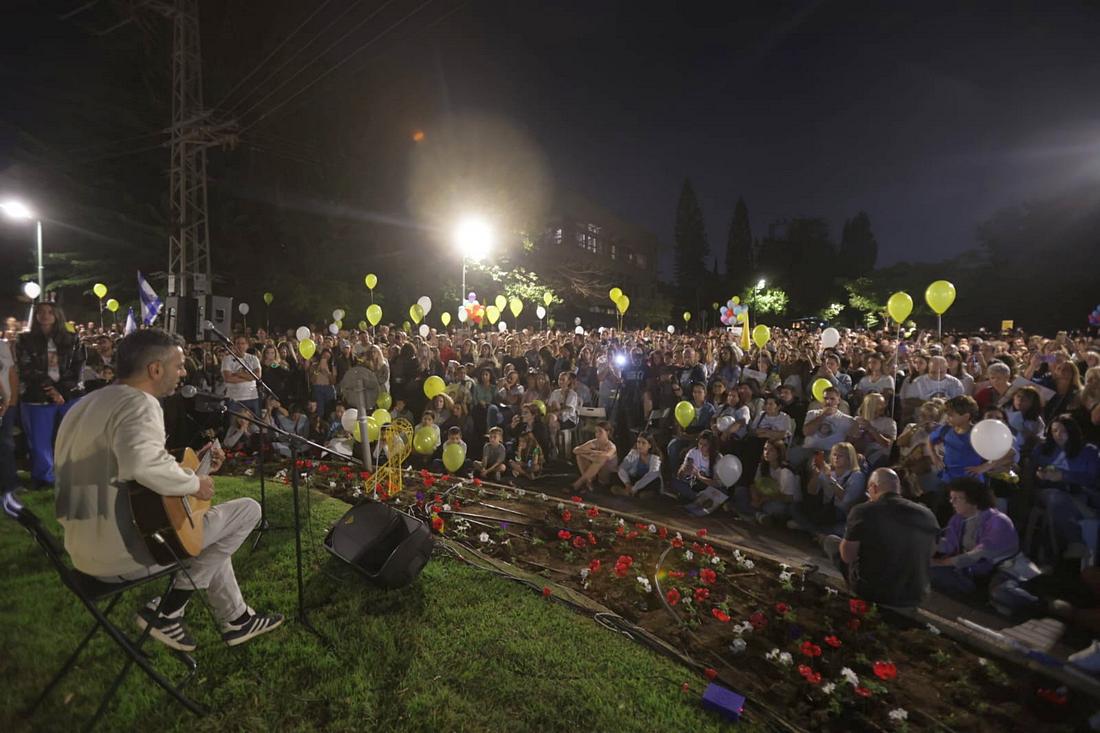 במסגרת העצרות בכיכר הרוקדים, גם אמנים הגיעו לתמוך ולהופיע. צילום: דוברות העירייה