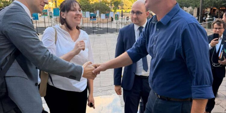 ראש העיר יריב פישר נפגש עם המשלחת הגרמנית ברחבת בנין העירייה. צילום: דוברות העירייה