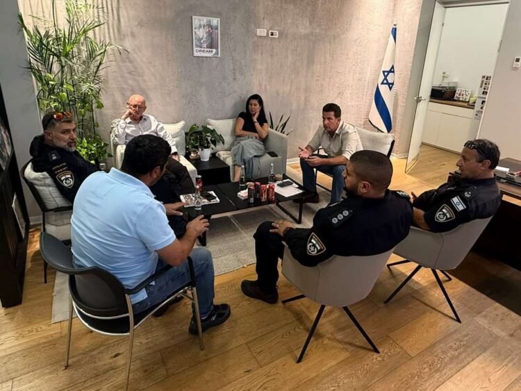בפגישה השתתפו ראש העיר, יריב פישר, מנכ״ל העירייה אלכס גולדשטיין, ראש המטה לראש העיר, שרית דגן, מפקד אגף הביטחון עוז נהרי, מפקד תחנת גלילות, סנ״צ ליאב מנשרוף, וסגן מפקד השיטור העירוני, סלבה אירה. צילום: דוברות העירייה