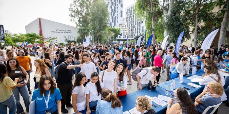 סטודנטים חדשים ביריד ההיכרות בקמפוס אוניברסיטת רייכמן בהרצליה. צילום: אלון גלבוע